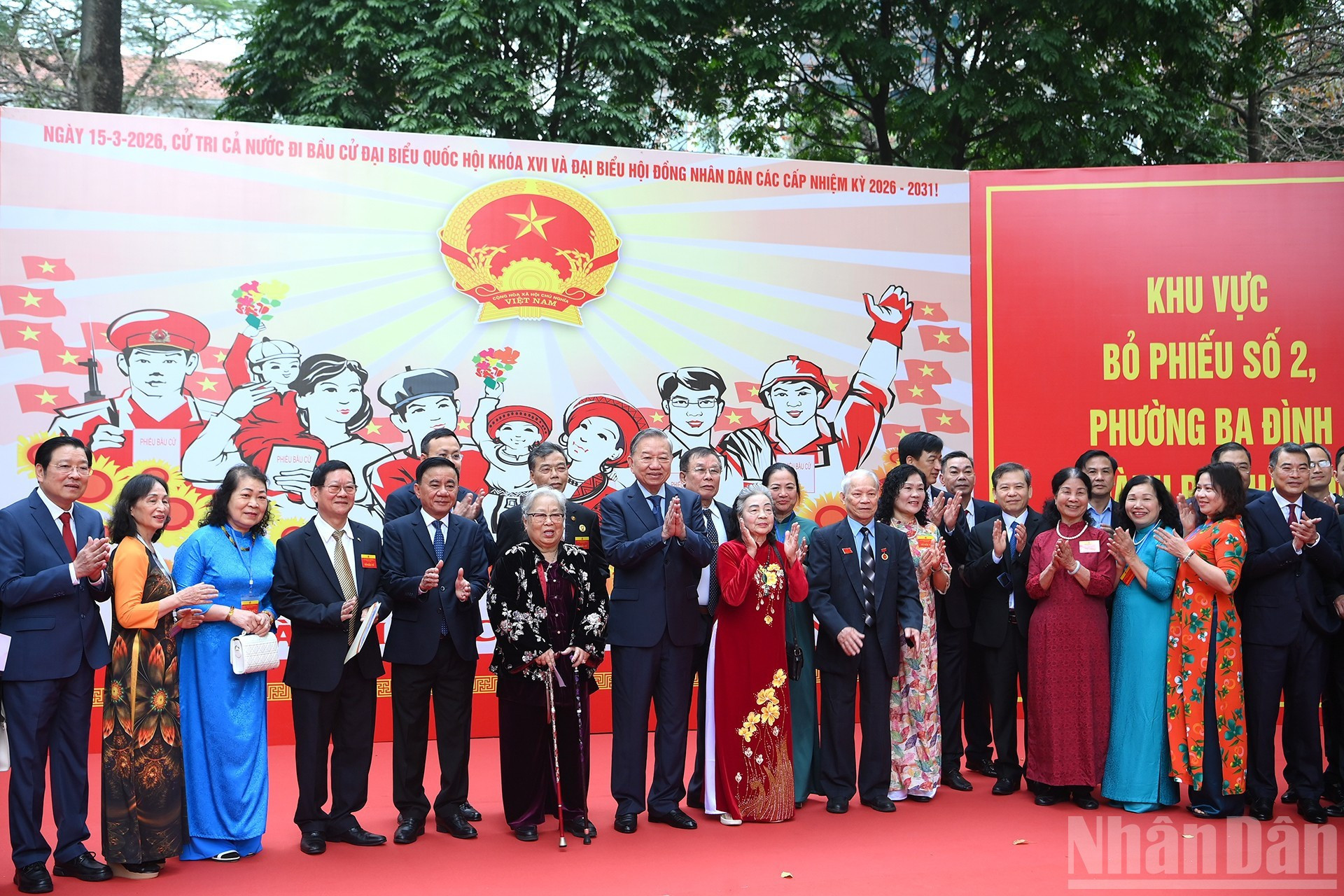 苏林总书记与各位代表及选民在河内市巴亭坊第2投票区合影。