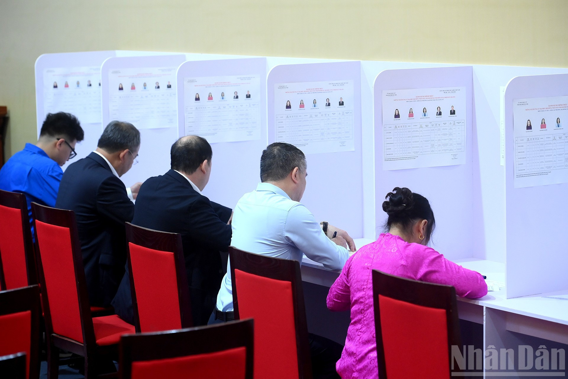 巴亭坊选民参加选举投票。