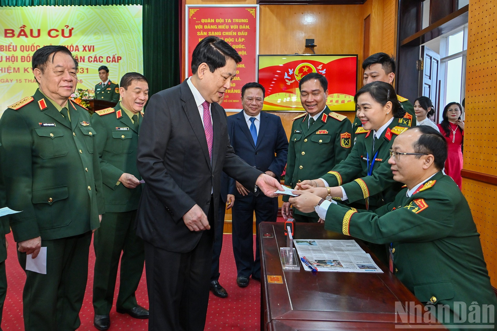 国家主席梁强领取选举委员会盖有“已投票”印章的选民证。