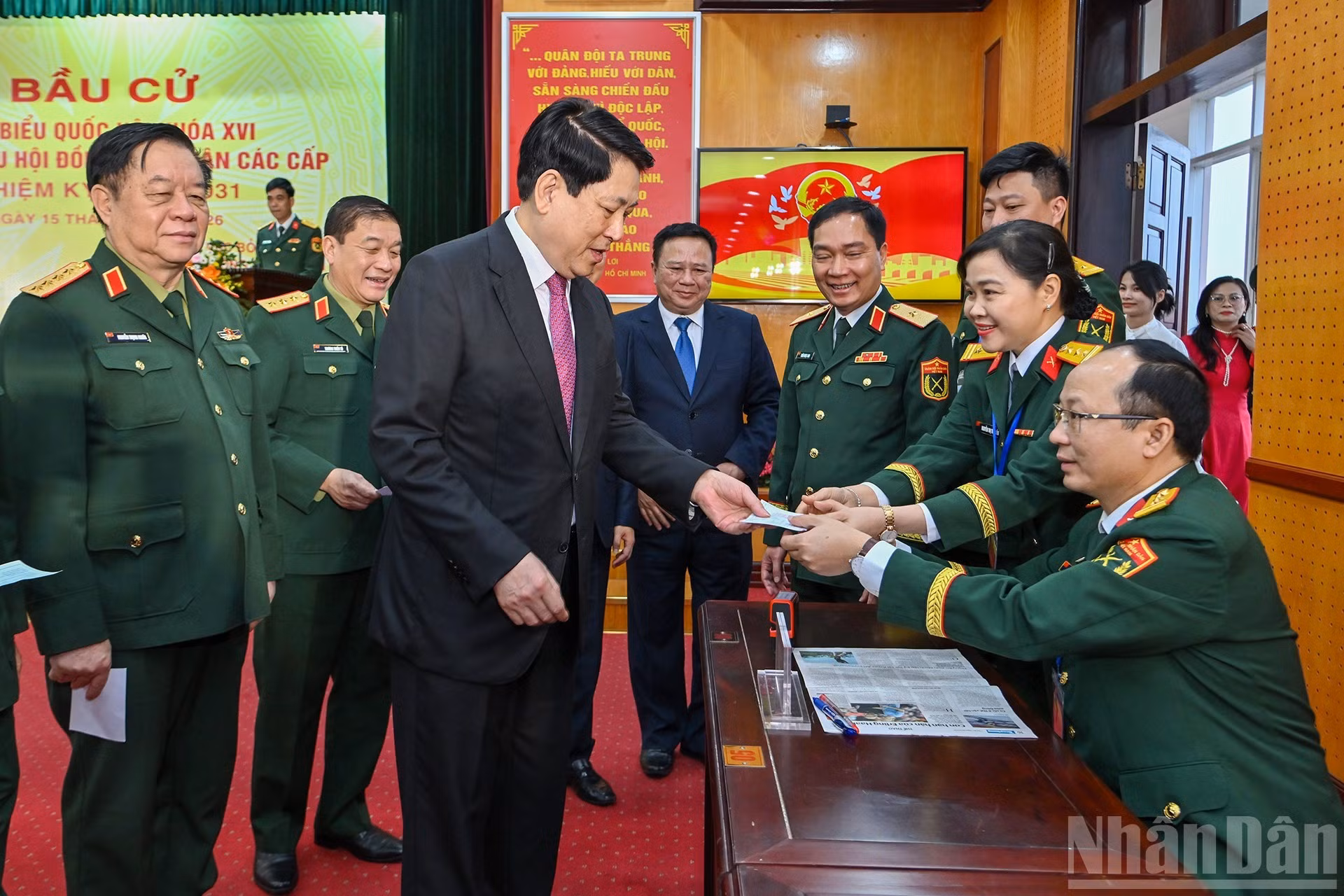 国家主席梁强领取选举委员会盖有“已投票”印章的选民证。