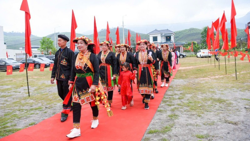 北宁省西安子乡各民族人民前来参加选举投票。
