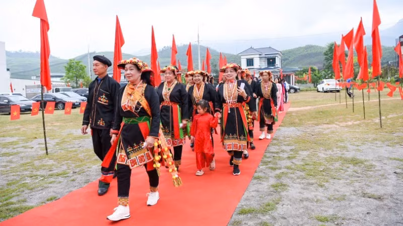 北宁省西安子乡各民族人民前来参加选举投票。