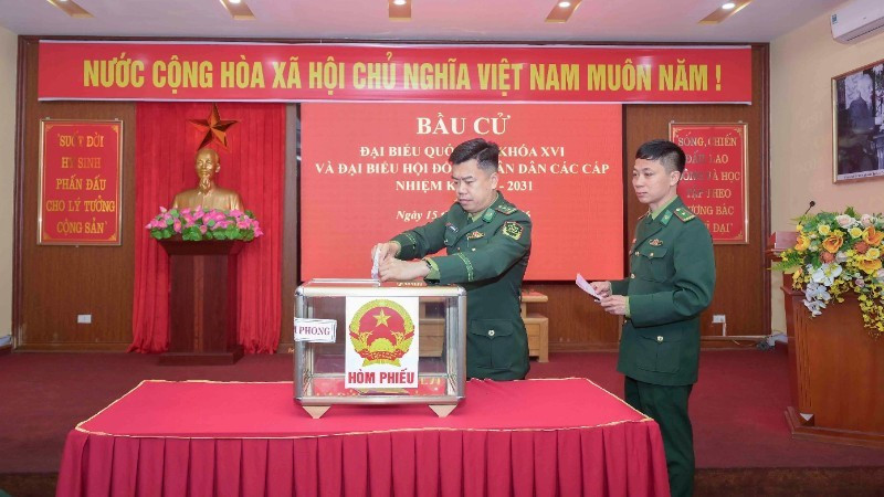 老街省边国际口岸边防屯干部战士参加选举投票。
