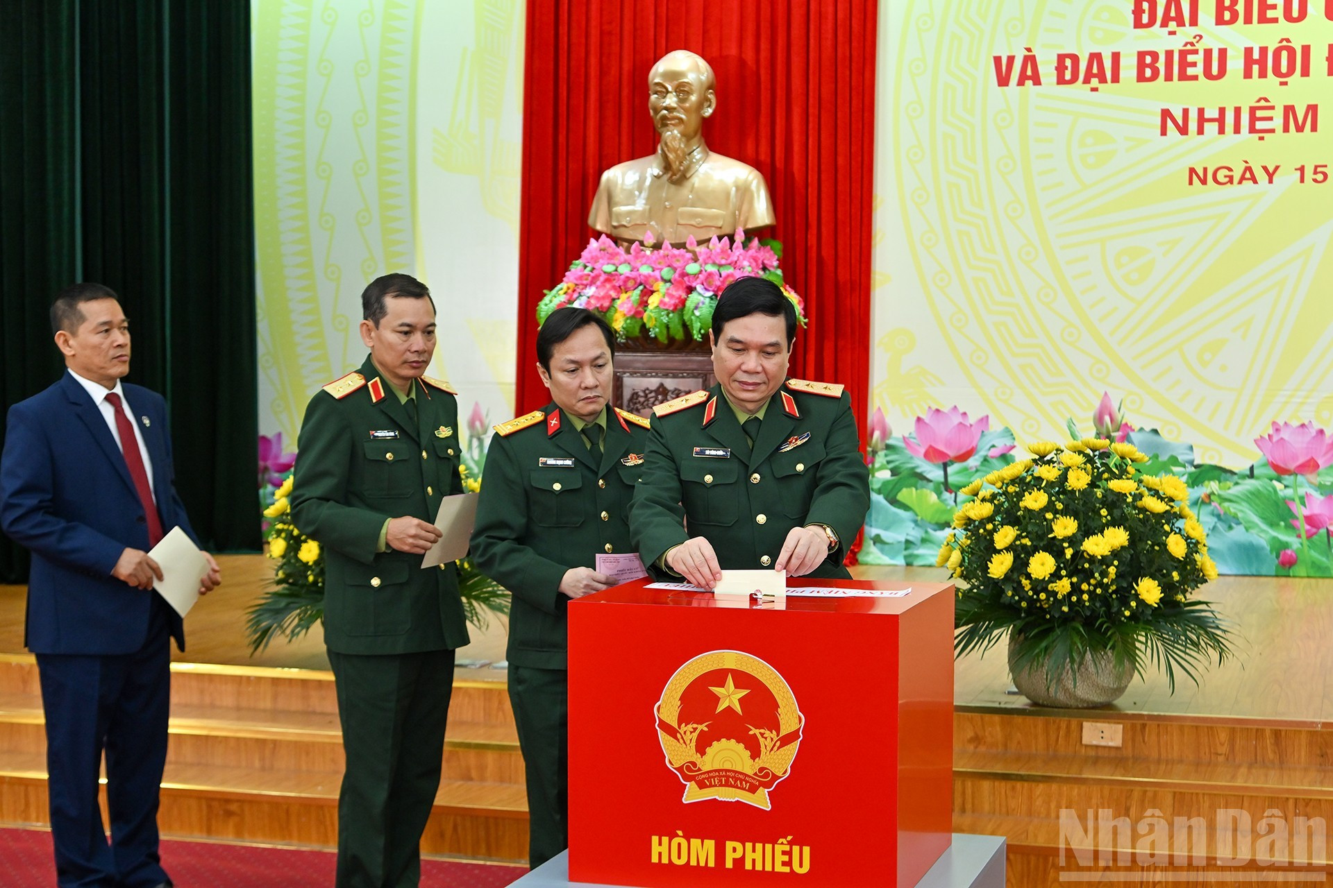 选民参加选举投票。