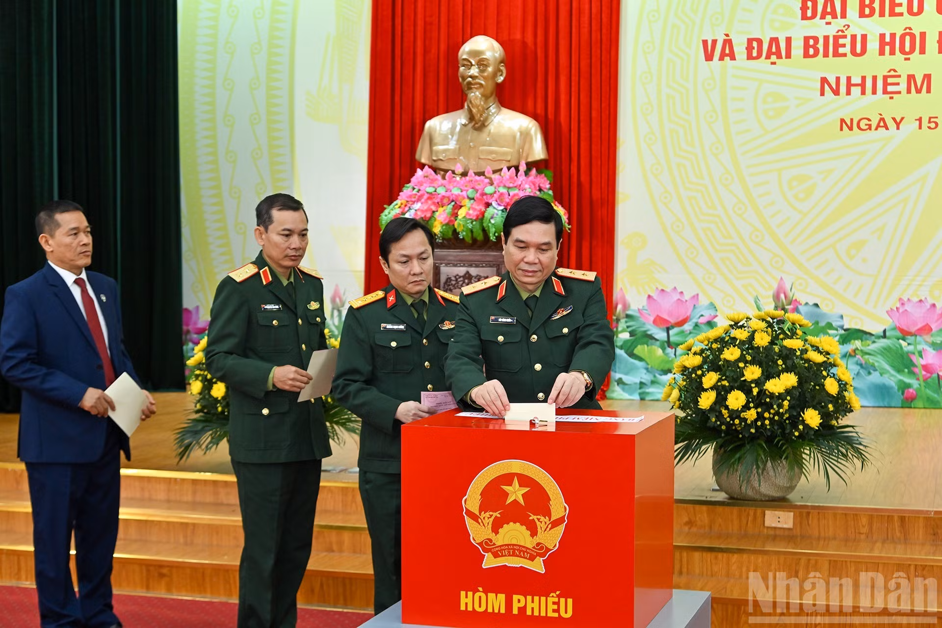 选民参加选举投票。