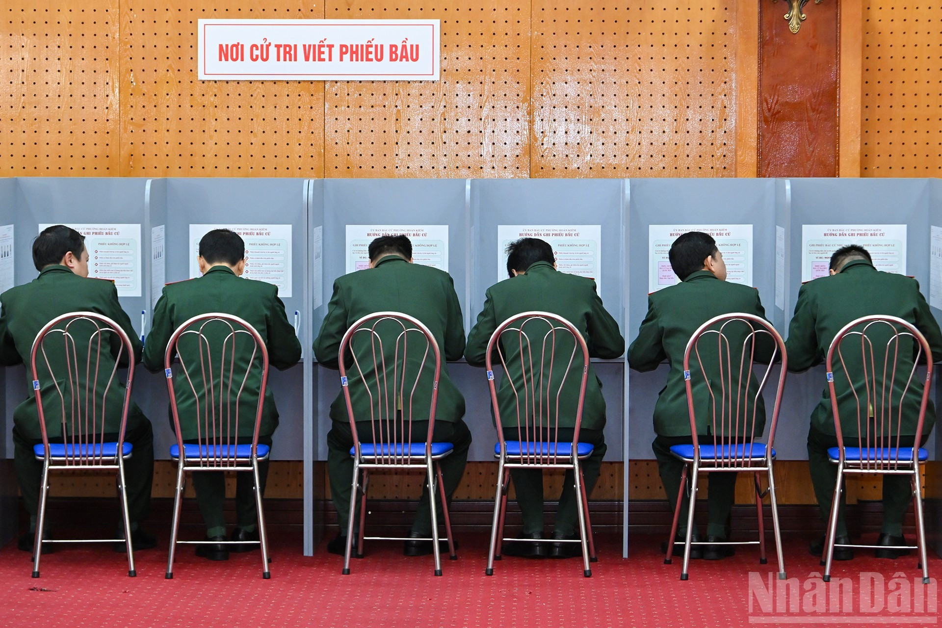 选民参加选举投票。