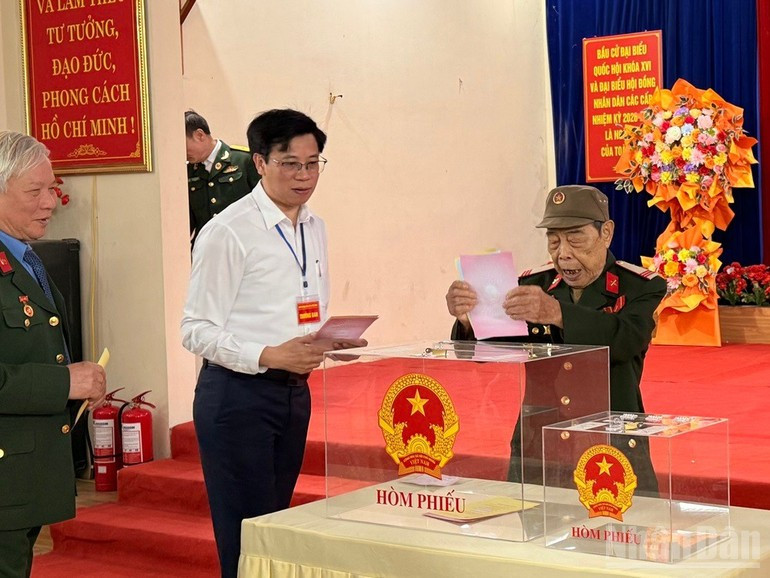 老街省选民参加选举投票。