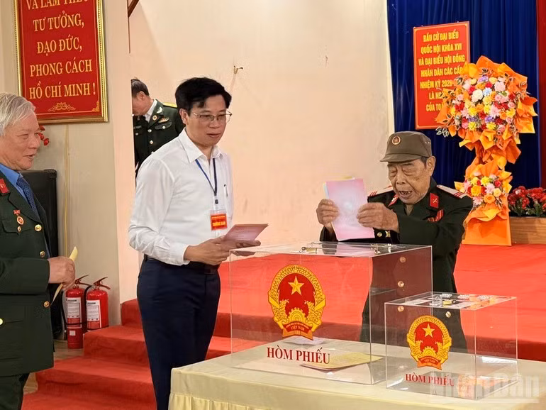 老街省选民参加选举投票。