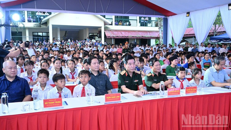 各位代表和学生们出席仪式。