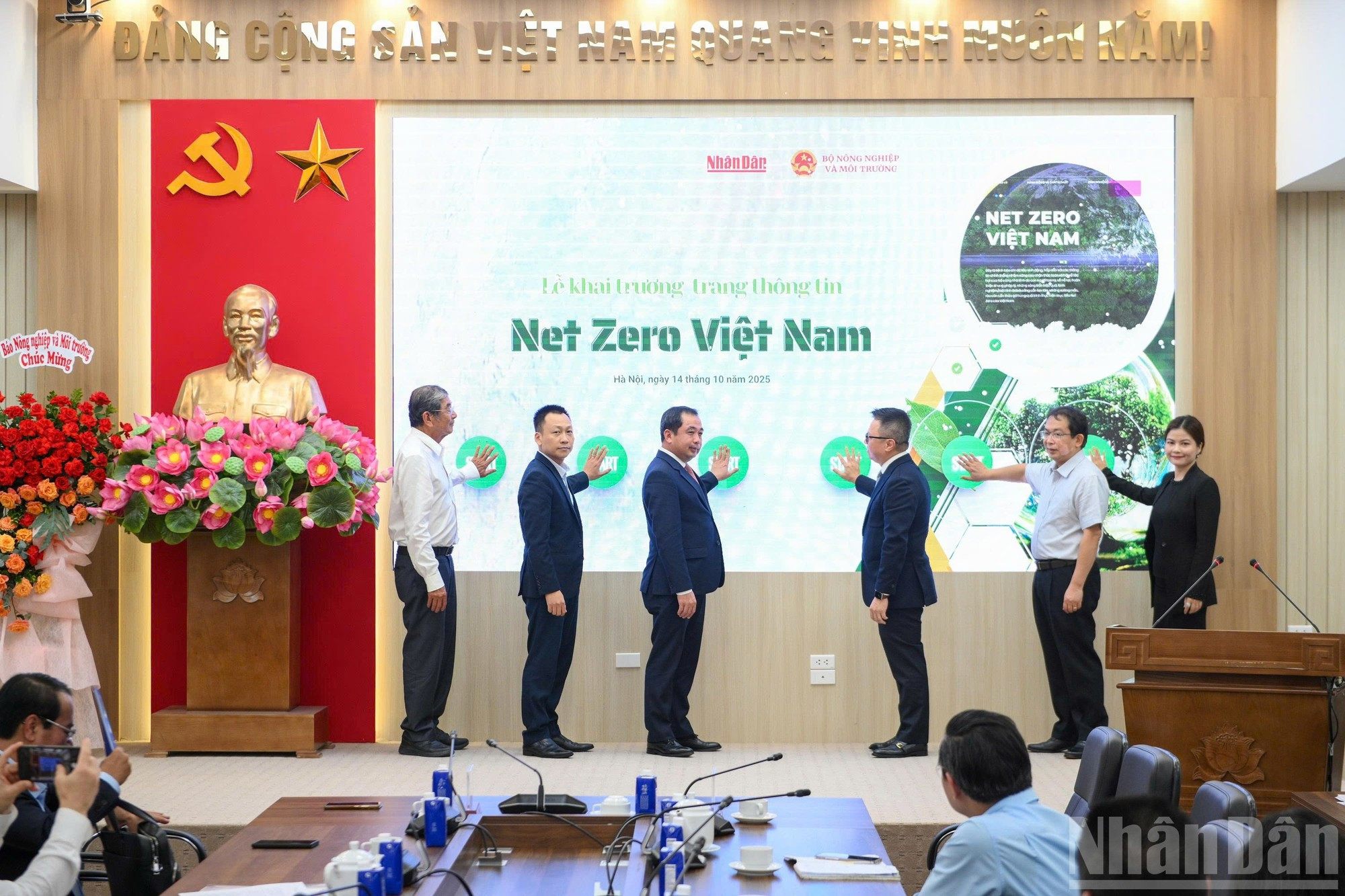 各位代表共同按下启动按钮,正式开通“越南净零排放”专题网。 各位代表共同按下启动按钮,正式开通“越南净零排放”专题网。