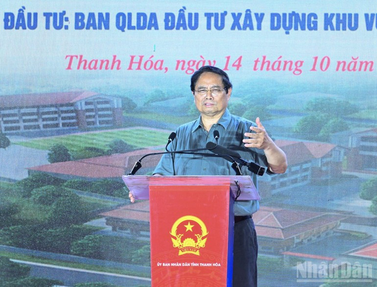 范明正总理发表讲话。