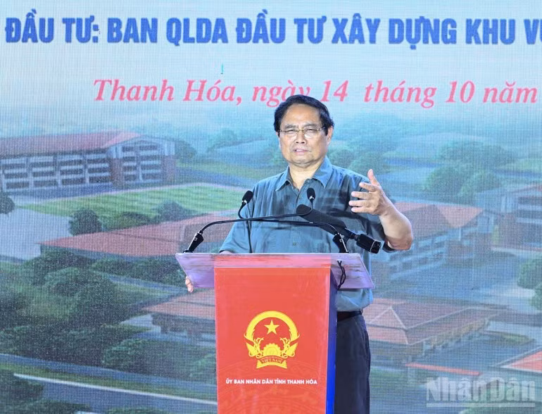 范明正总理发表讲话。