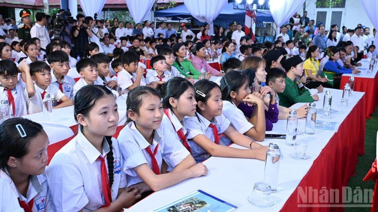 当地学生出席仪式。