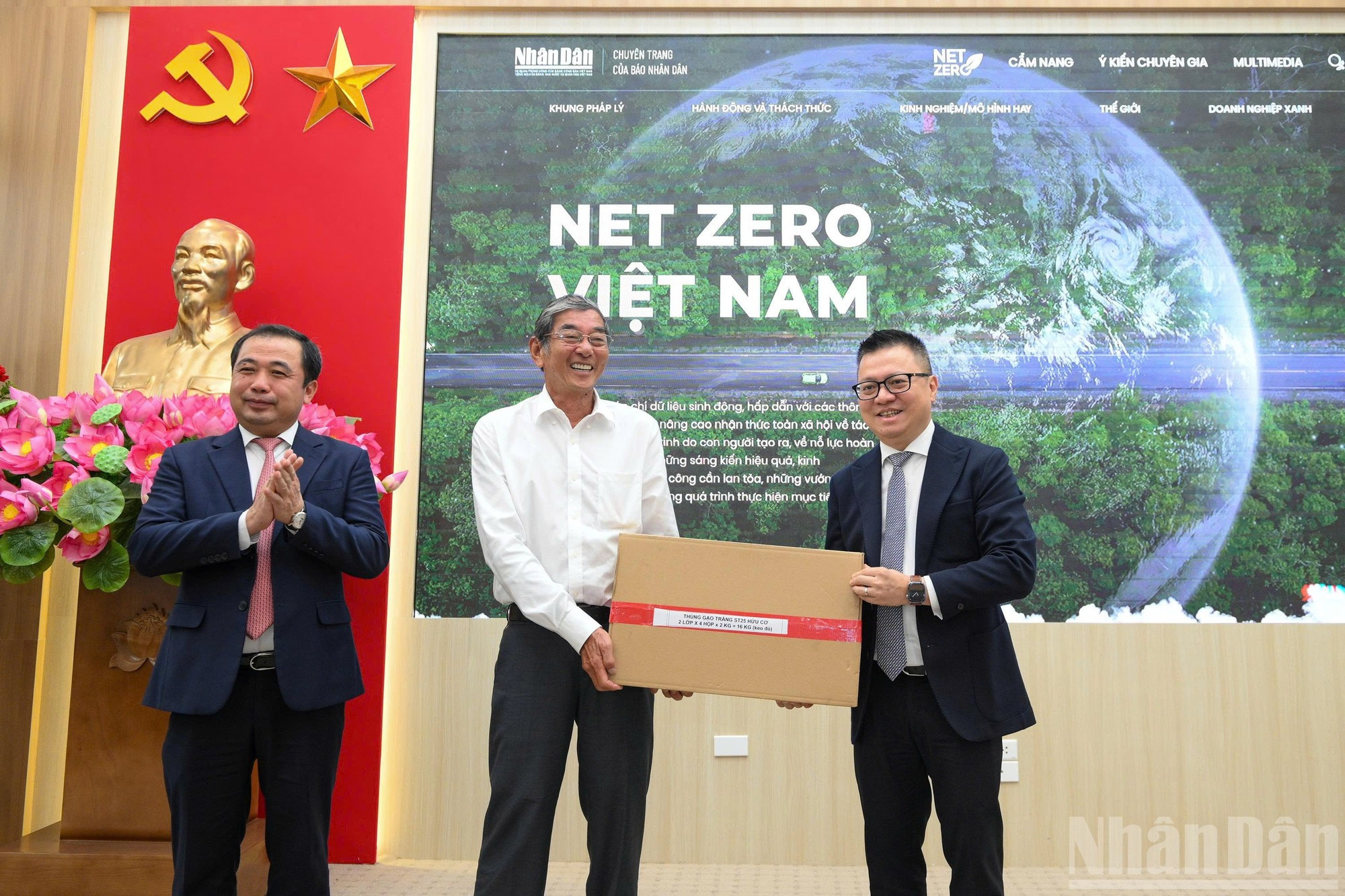 劳动英雄胡光胡光蟹向黎国明总编辑赠送礼物。 劳动英雄胡光胡光蟹向黎国明总编辑赠送礼物。