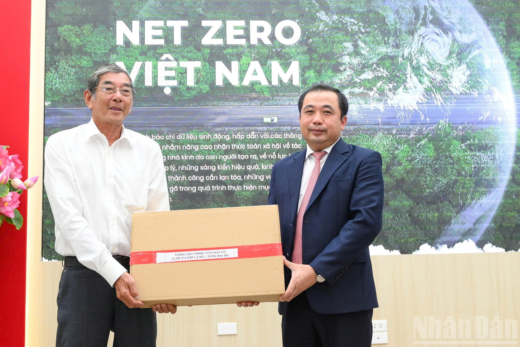劳动英雄胡光胡光蟹向越南农业与环境部代理部长陈德胜赠送礼物。 劳动英雄胡光胡光蟹向越南农业与环境部代理部长陈德胜赠送礼物。