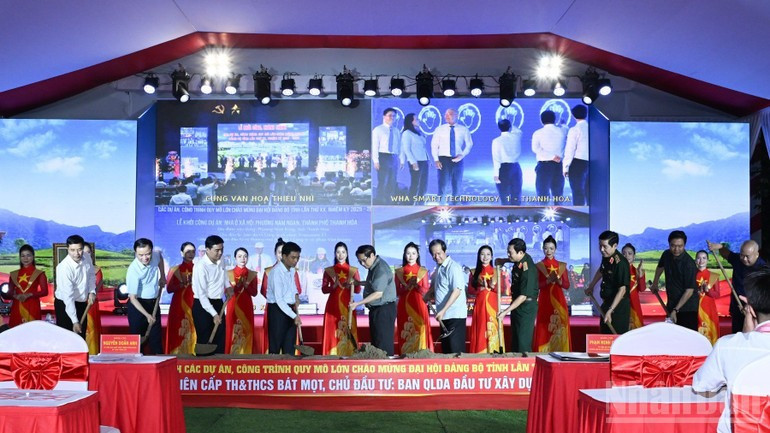 范明正总理和各位代表参加项目开工和落成仪式。