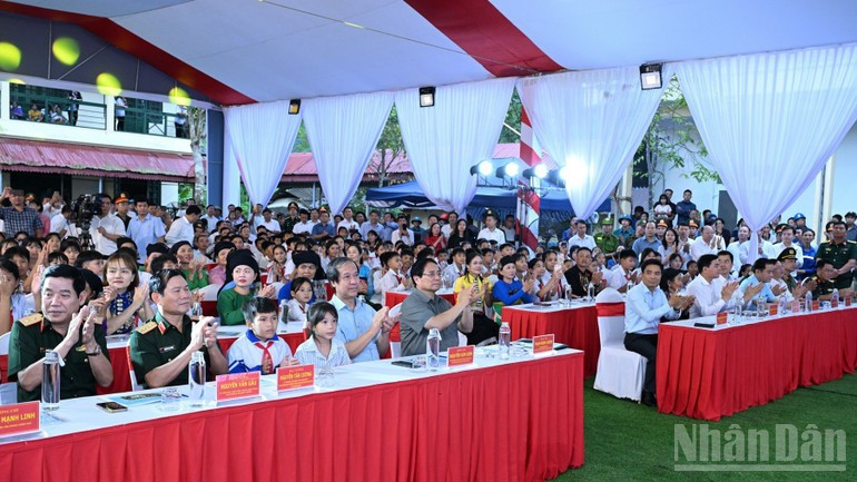 范明正总理和各位代表出席清化省大型项目开工仪式。