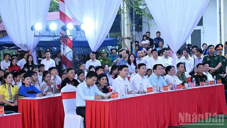 各位代表出席仪式。