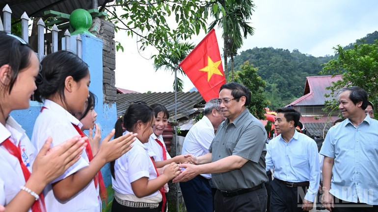 政府总理范明正出席清化省山区边境乡钵默（Bát Mọt）的钵默九年一贯制寄宿学校建设项目动工仪式。