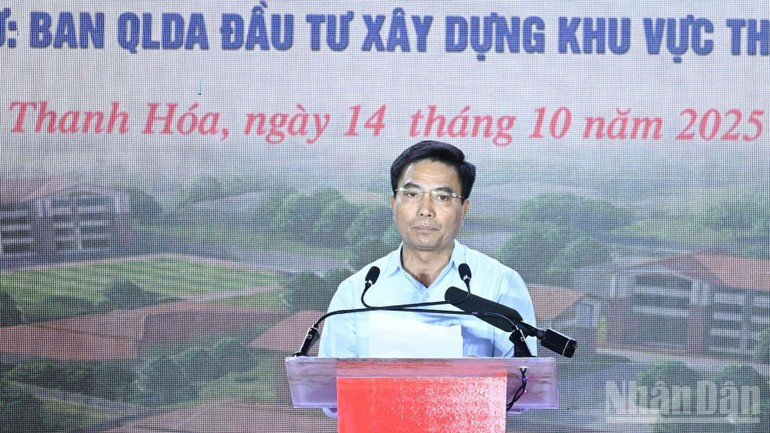 清化省委书记阮尹英发表讲话。