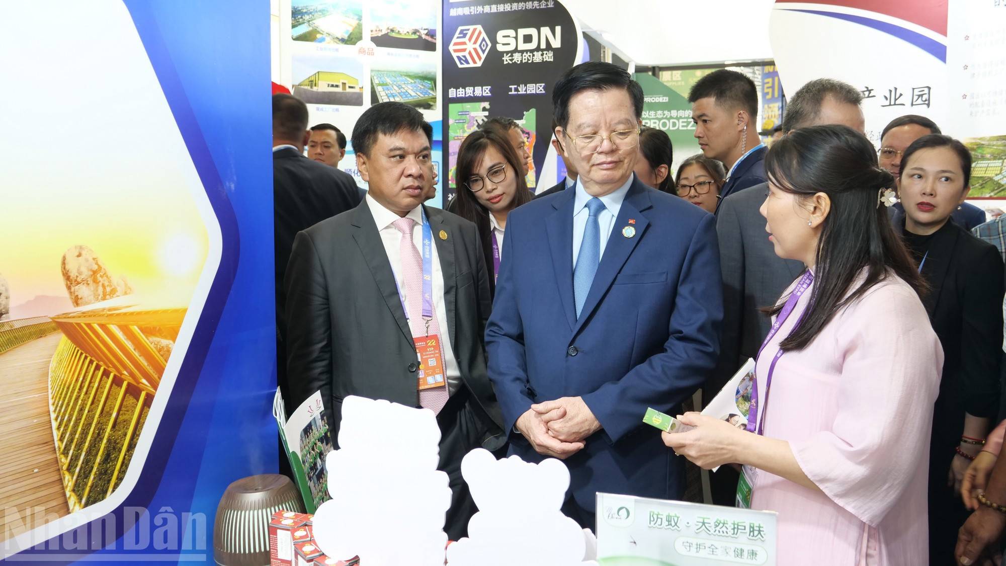 越南政府副总理梅文正参观越南展馆。 越南政府副总理梅文正参观越南展馆。