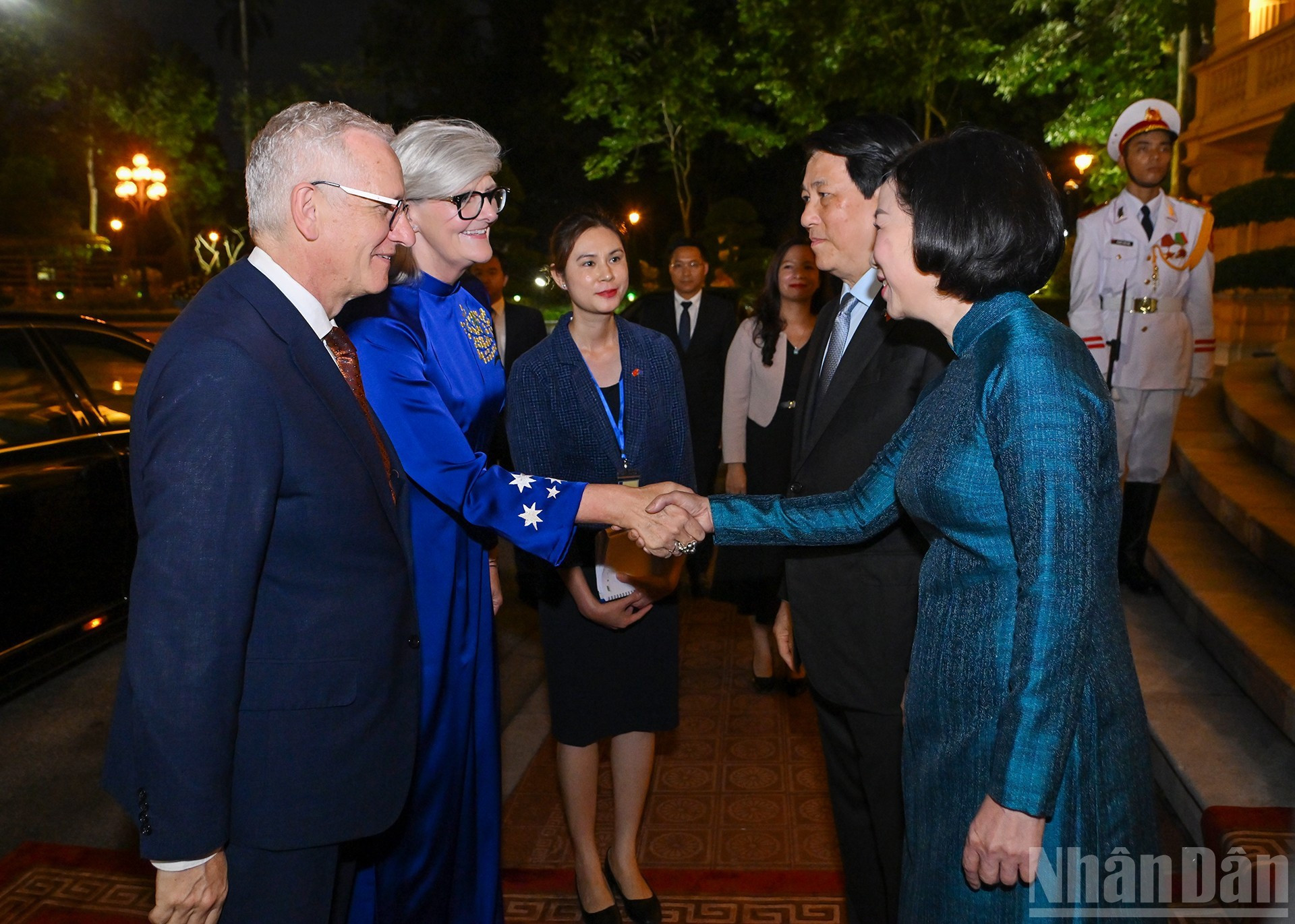 国家主席梁强夫人阮氏明月欢迎澳大利亚总督萨曼莎·莫斯廷和夫君。