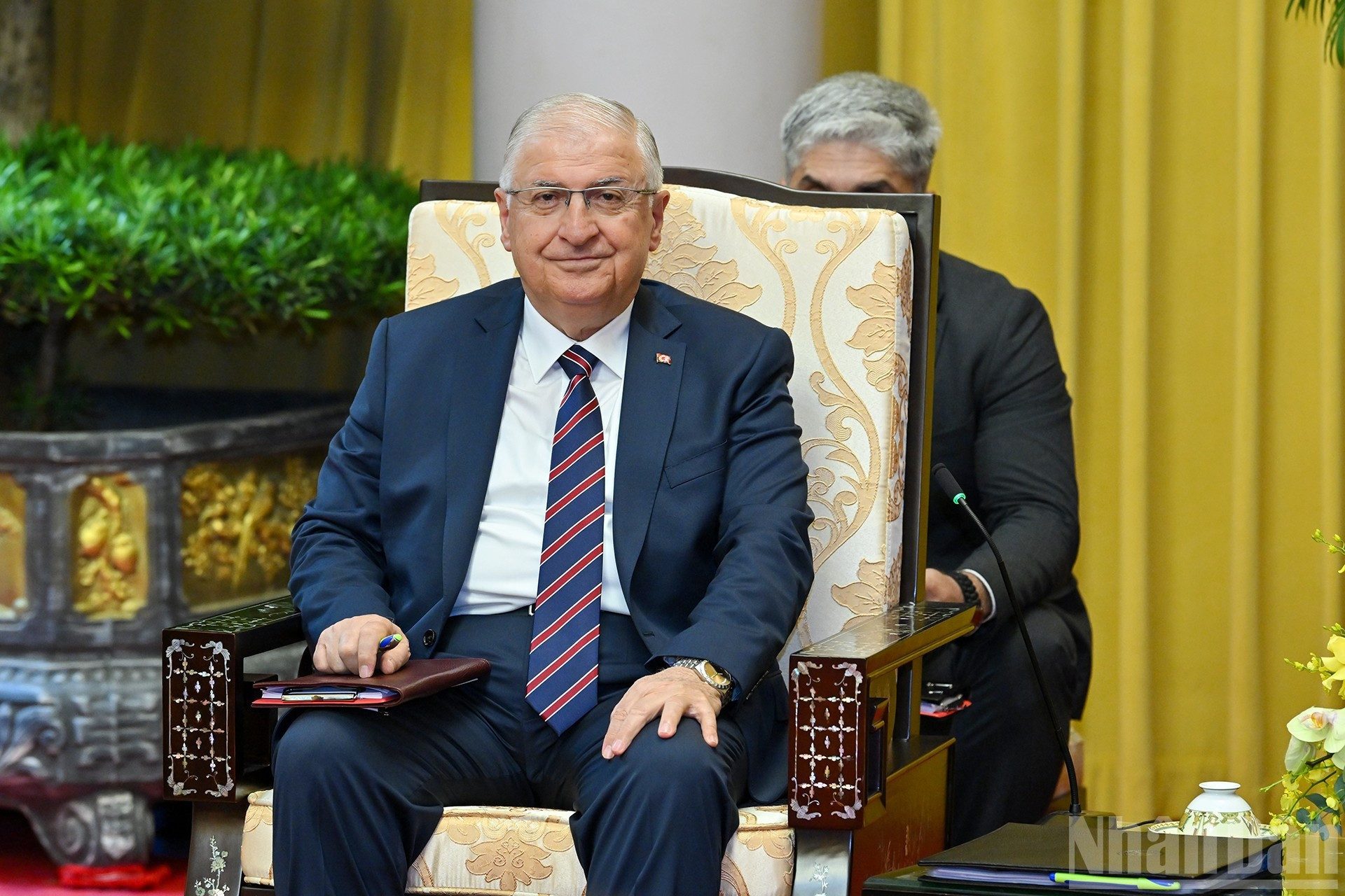 土耳其国防部部长亚萨尔·居莱尔发表讲话。