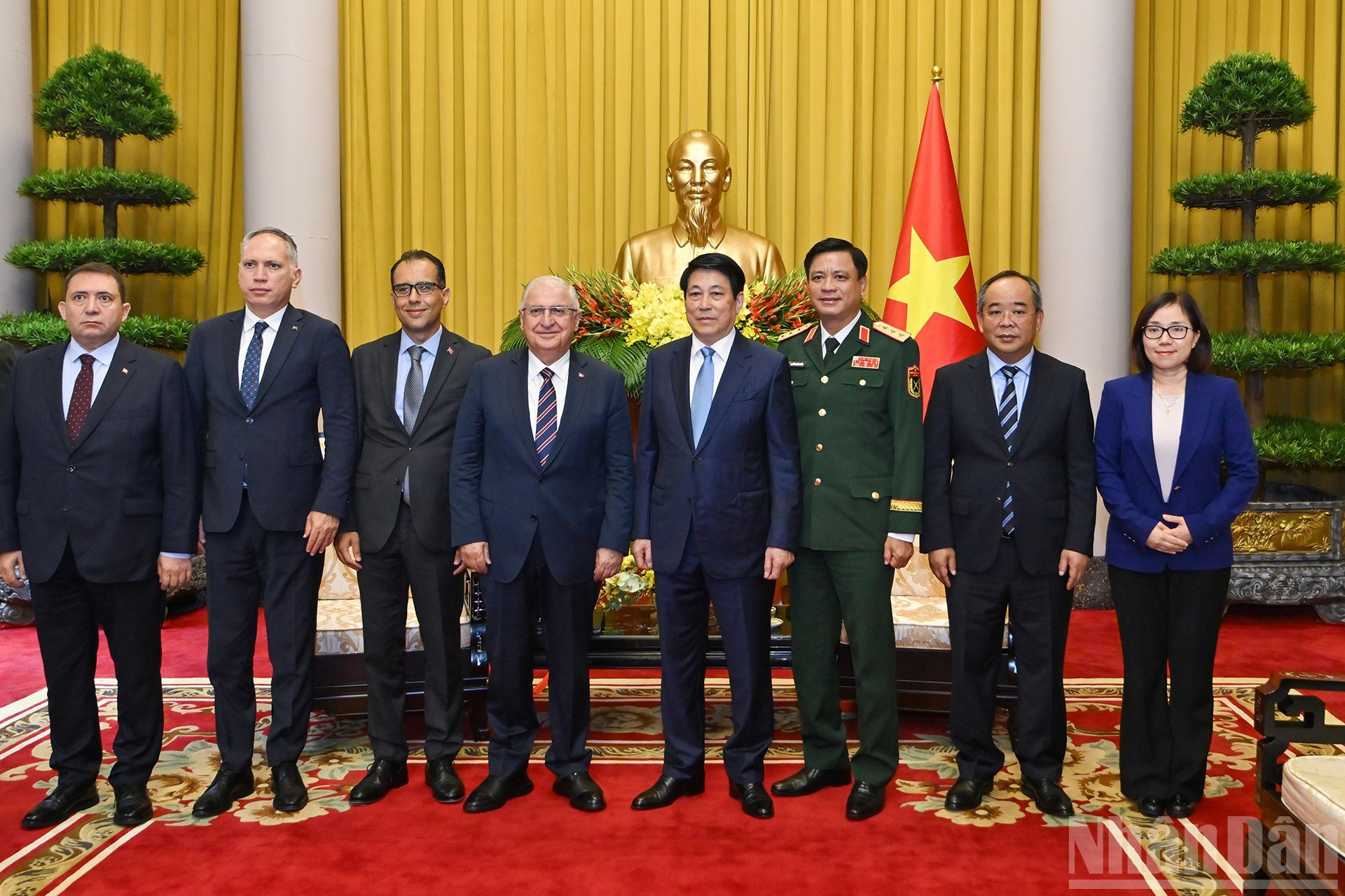 越南国家主席梁强和土耳其国防部部长亚萨尔·居莱尔，以及双方代表合影。