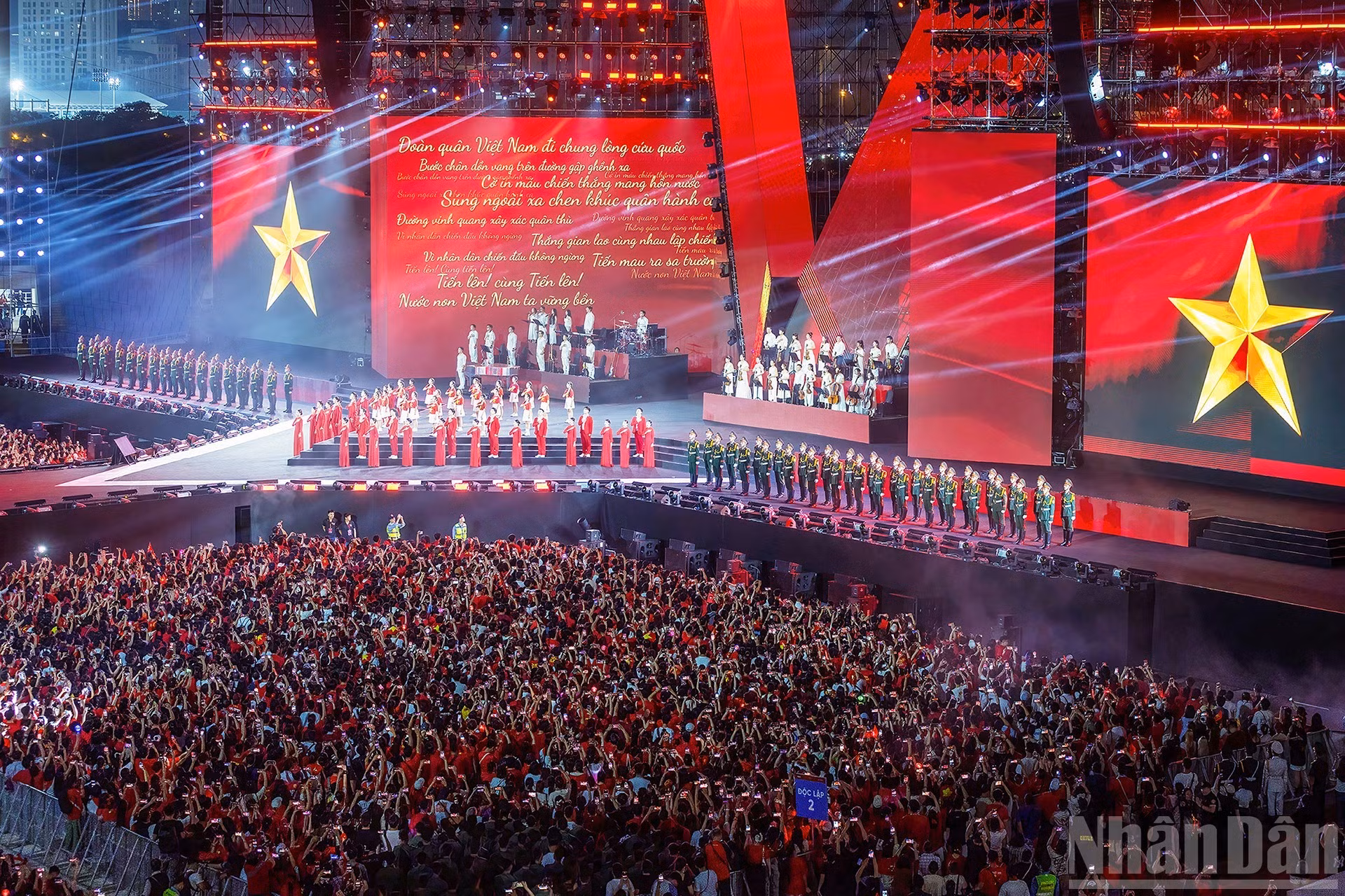 同声高唱《进军歌》。（作者：范国勇）