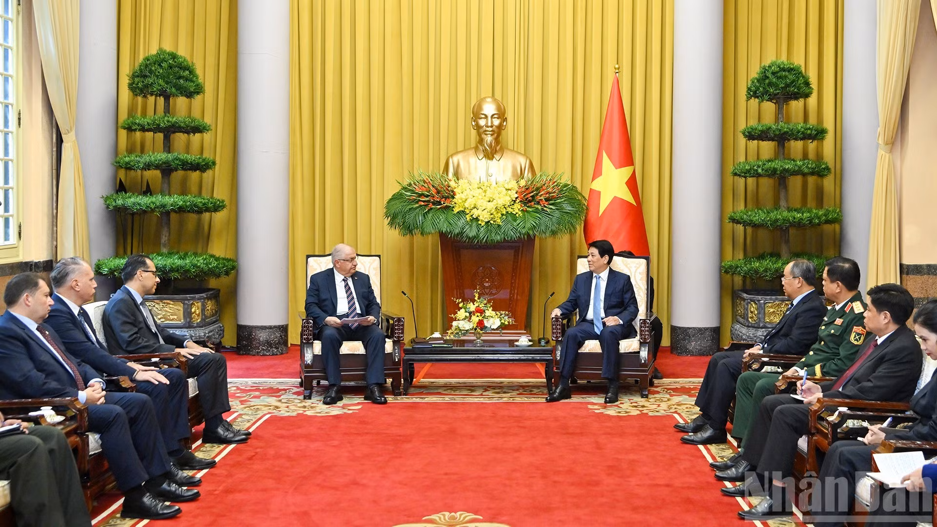 越南国家主席梁强会见土耳其国防部部长亚萨尔·居莱尔。