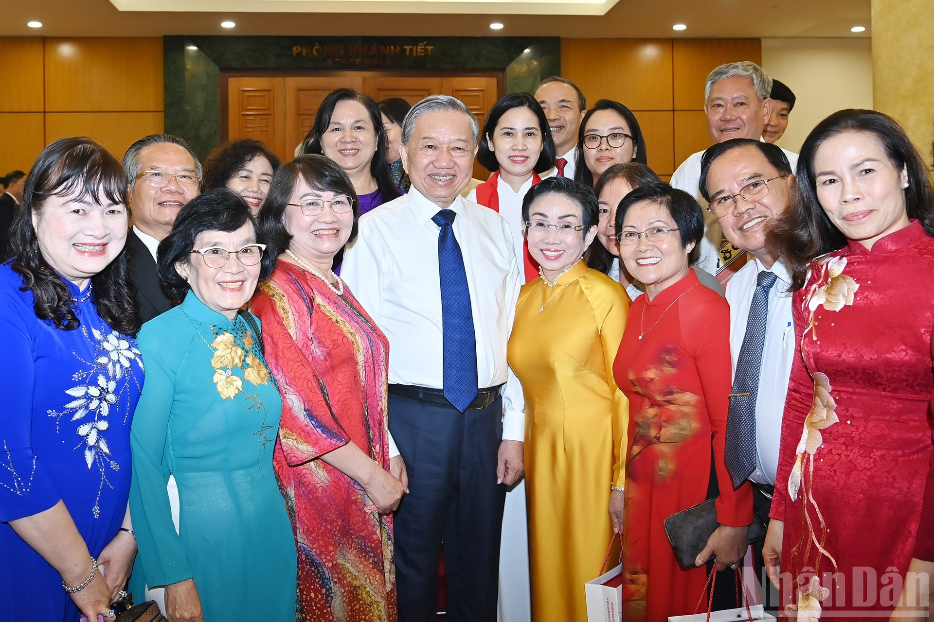 苏林总书记和各位代表。 苏林总书记和各位代表。