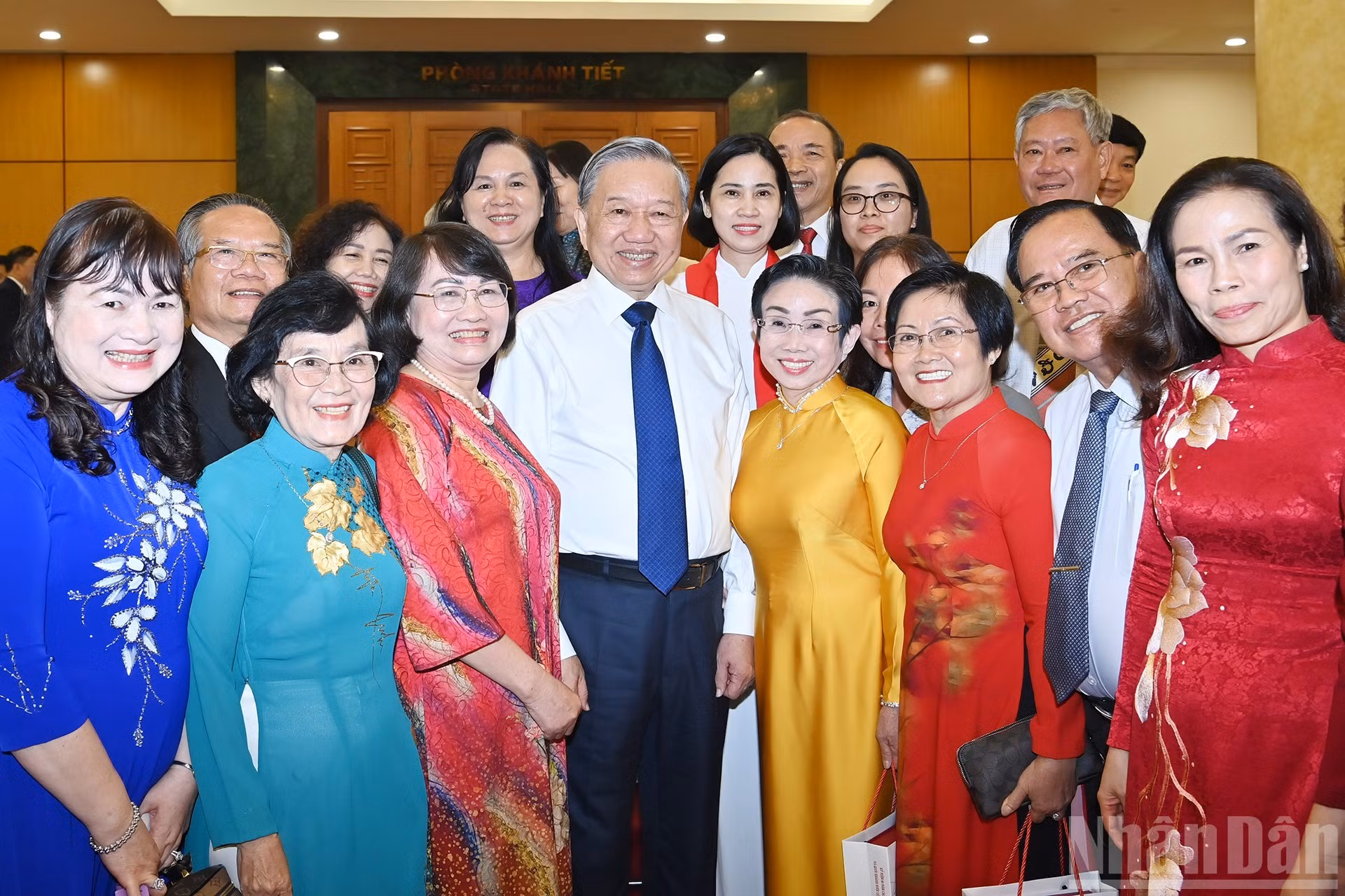 苏林总书记和各位代表。