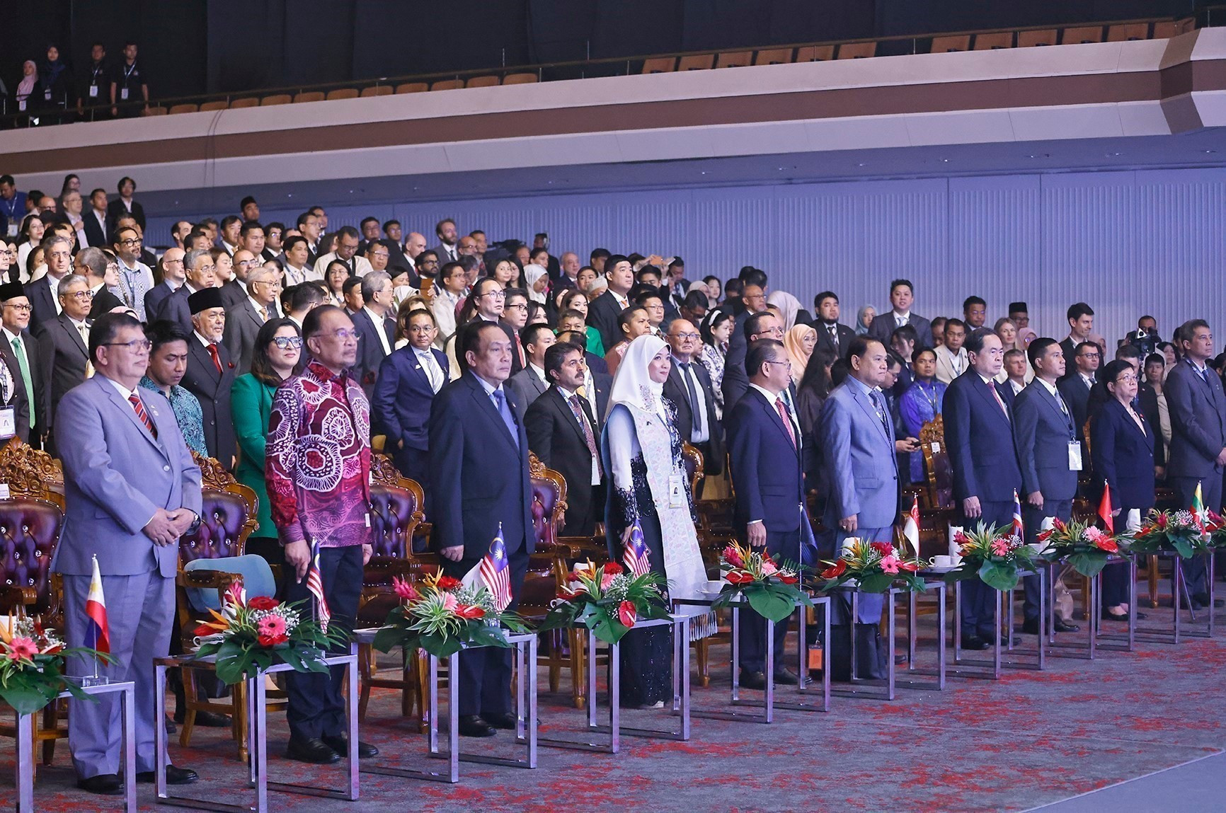 越南国会主席陈青敏和各位代表出席第46届东盟议会联盟大会开幕式。