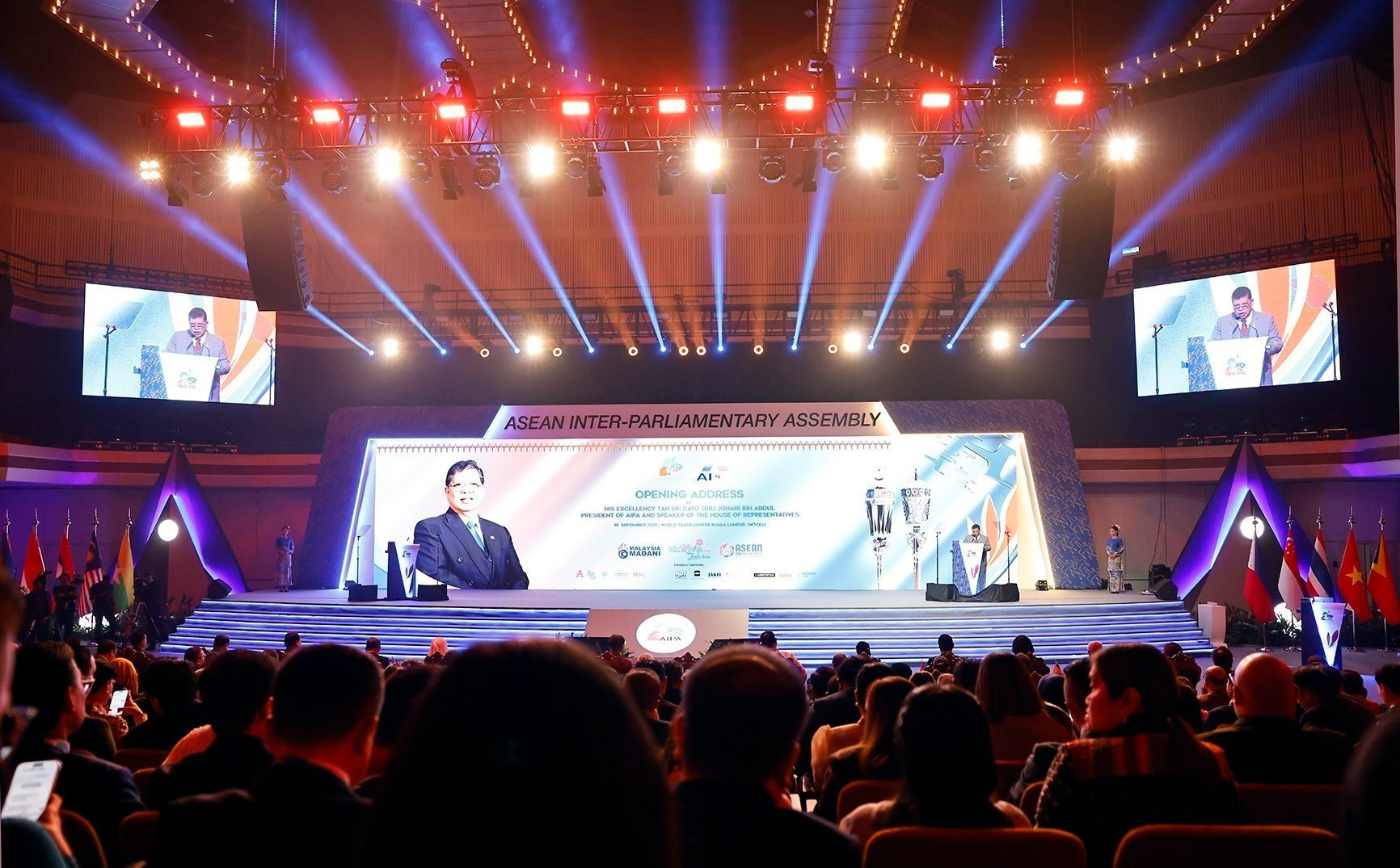 马来西亚下议院议长、AIPA-46主席丹斯里拿督佐哈里·宾·阿卜杜勒致开幕词。