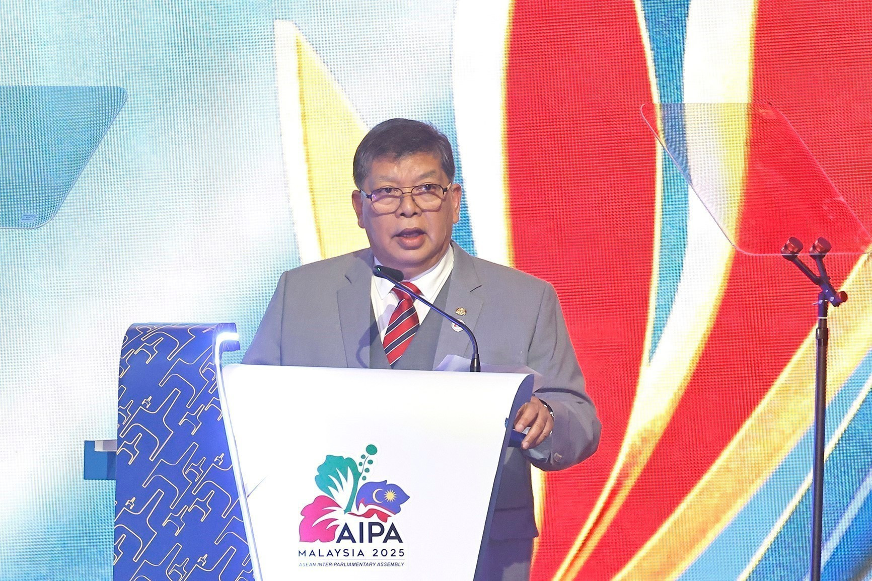 马来西亚下议院议长、AIPA-46主席丹斯里拿督佐哈里·宾·阿卜杜勒发表讲话。