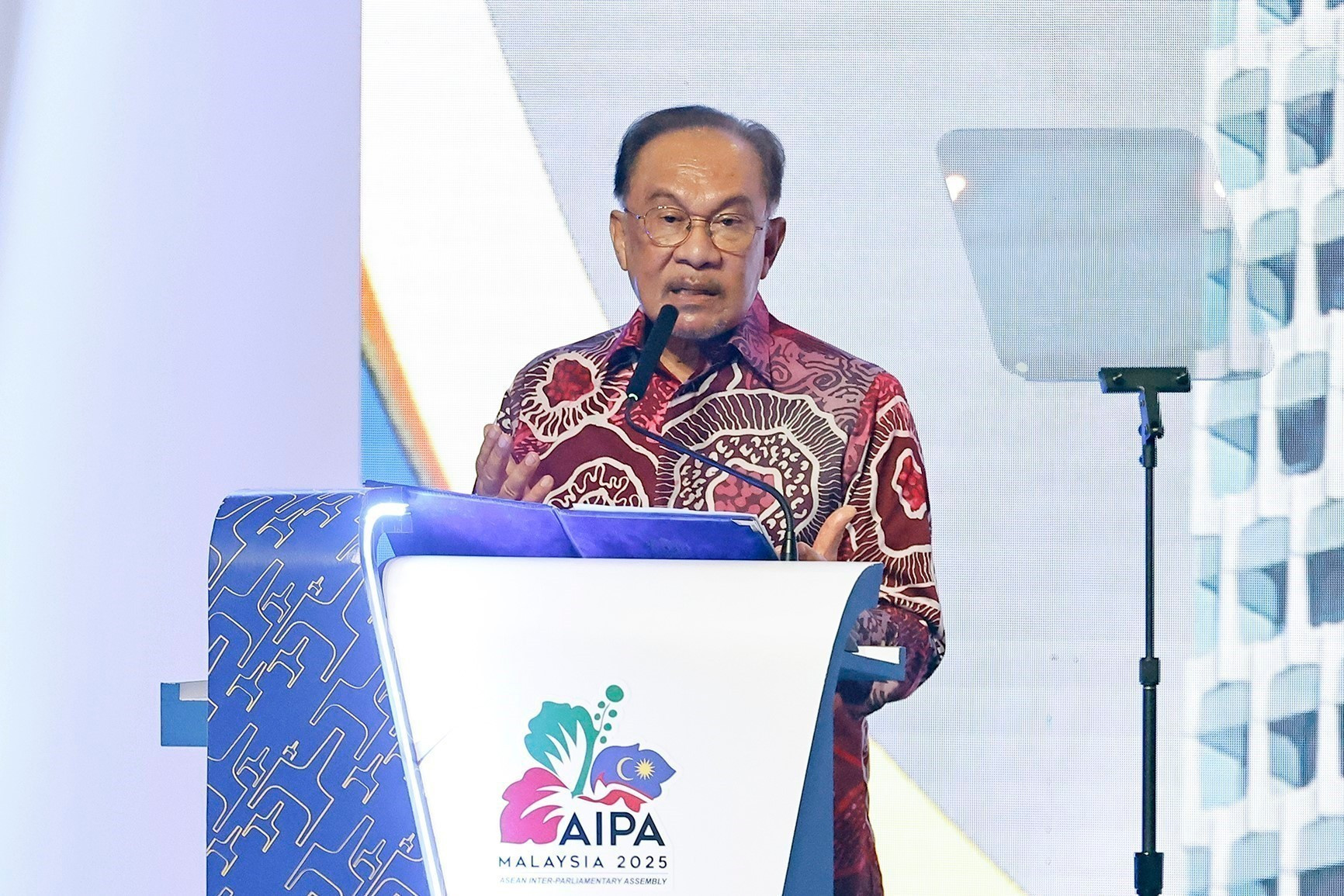 马来西亚总理安瓦尔·易卜拉欣发表讲话。