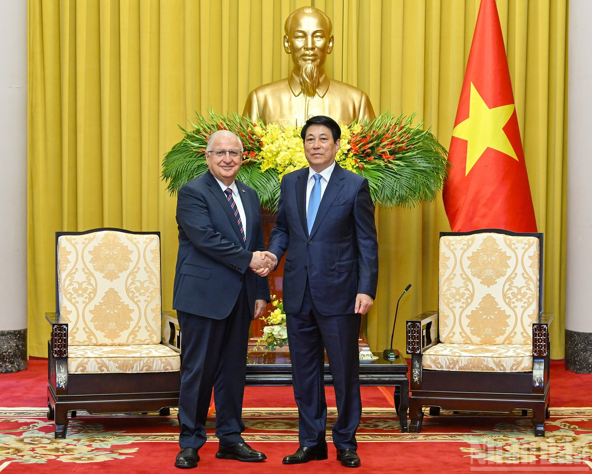 越南国家主席梁强会见土耳其国防部部长亚萨尔·居莱尔。