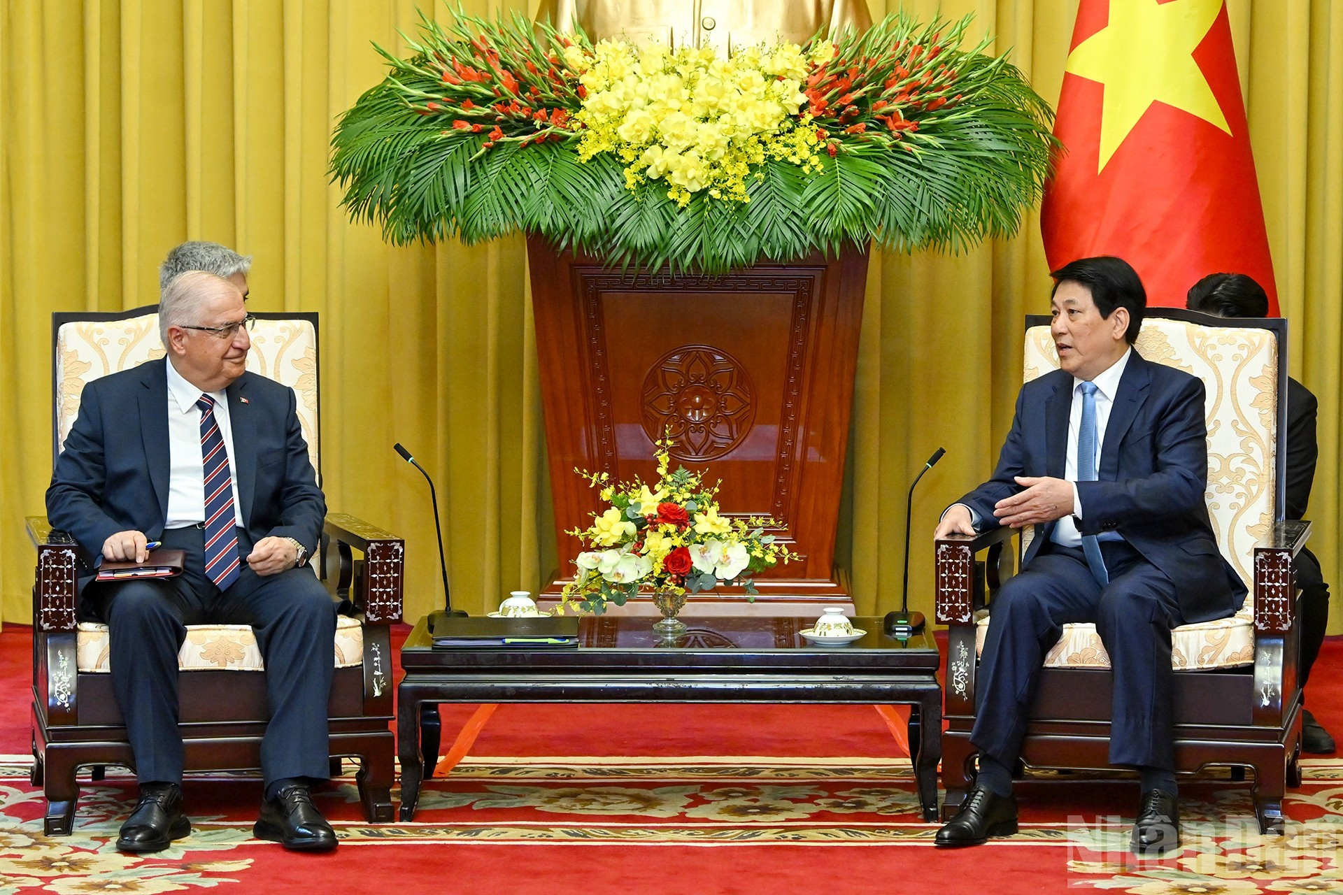 越南国家主席梁强会见土耳其国防部部长亚萨尔·居莱尔。