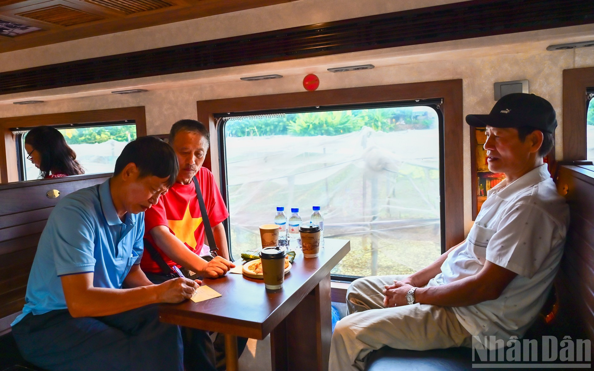 这一独特旅程给众多乘客带来难忘的体验。 这一独特旅程给众多乘客带来难忘的体验。