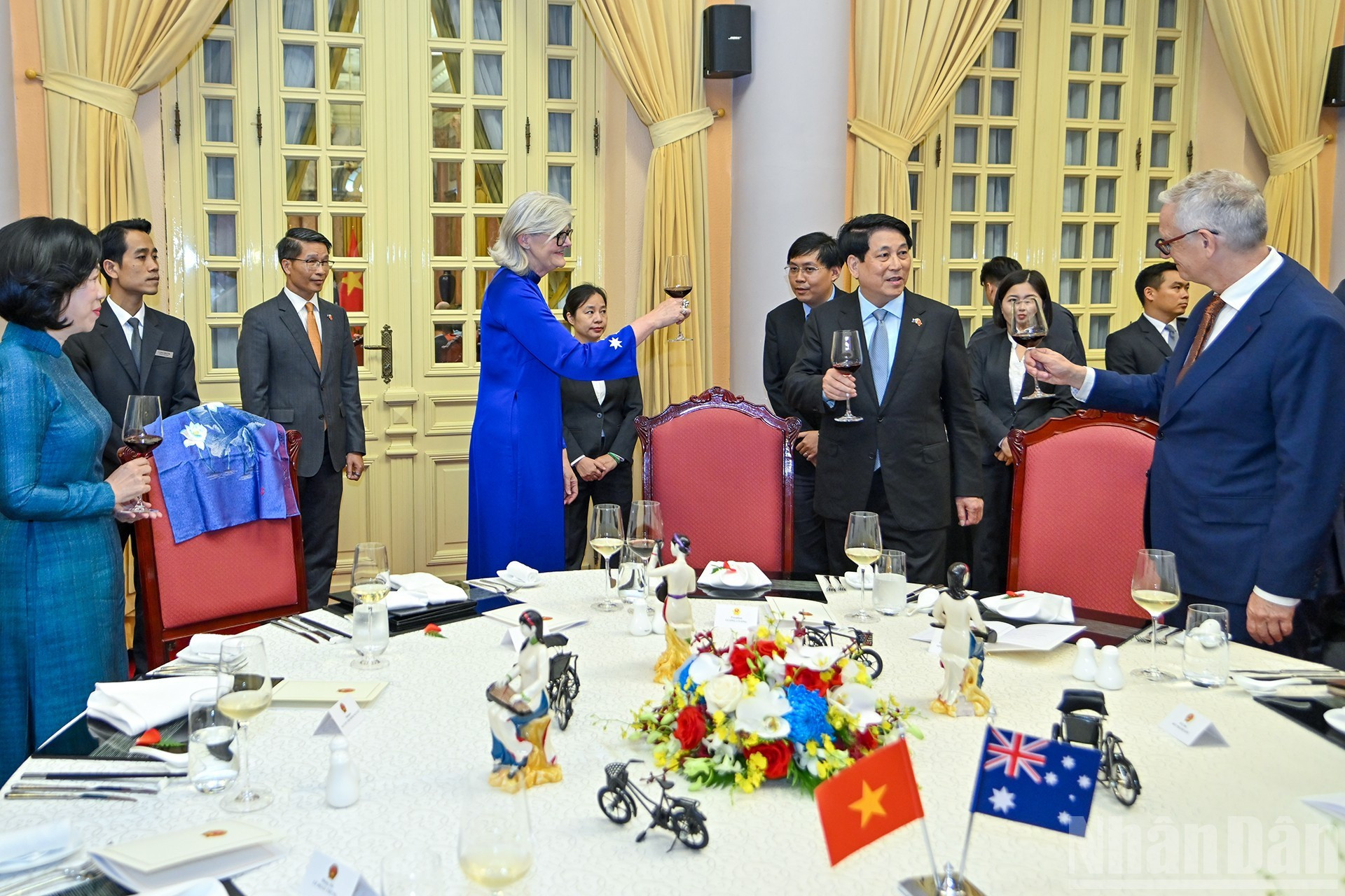 国家主席梁强和夫人，澳大利亚总督萨曼莎·莫斯廷和夫君出席招待会。