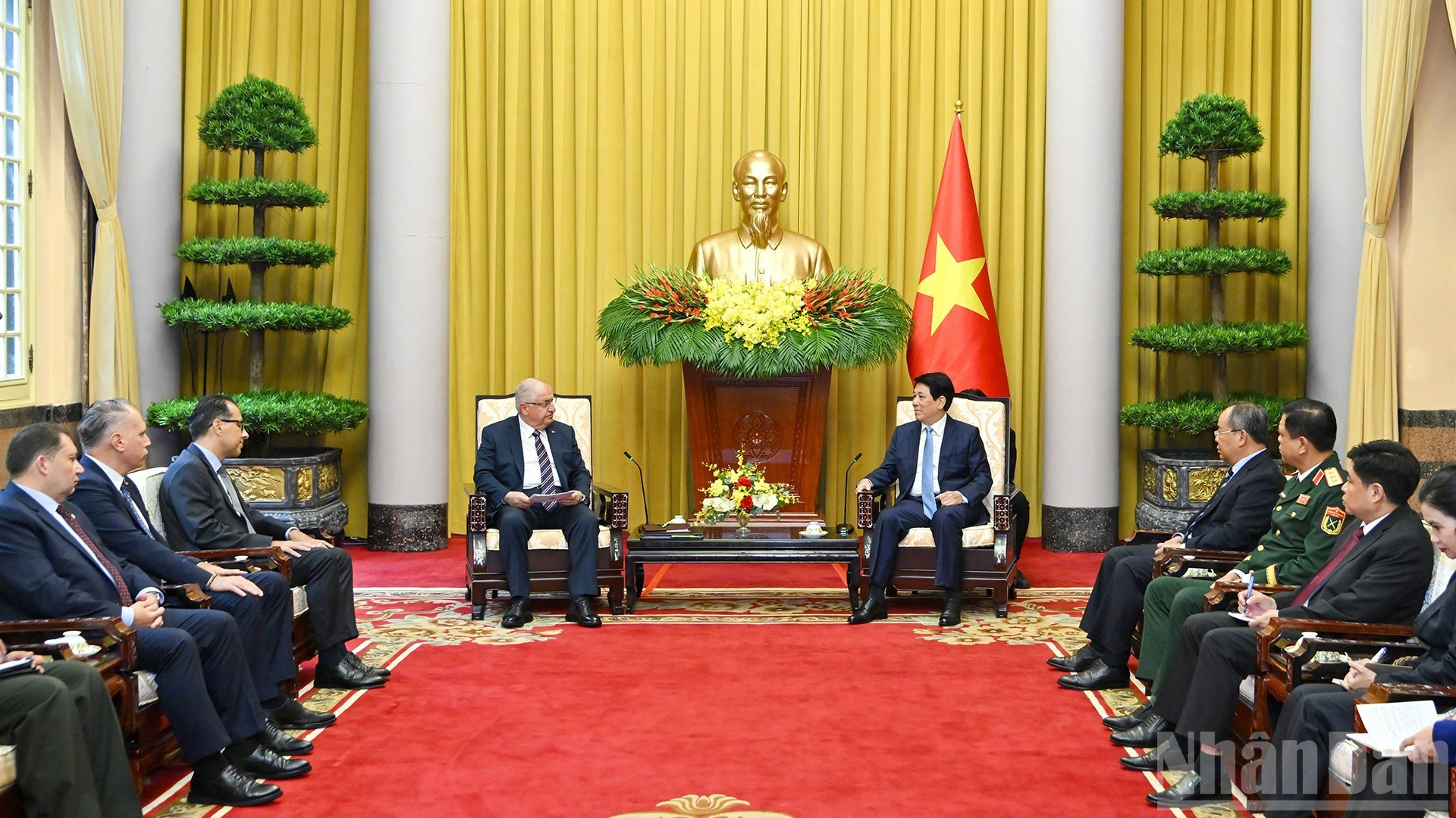 越南国家主席梁强会见土耳其国防部部长亚萨尔·居莱尔。