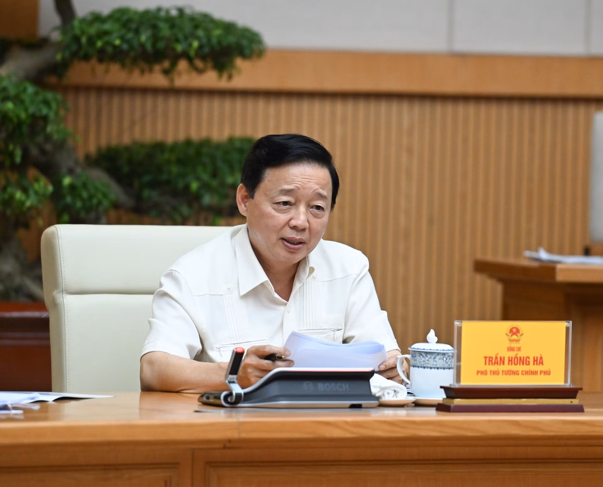 政府副总理陈红河发表讲话。