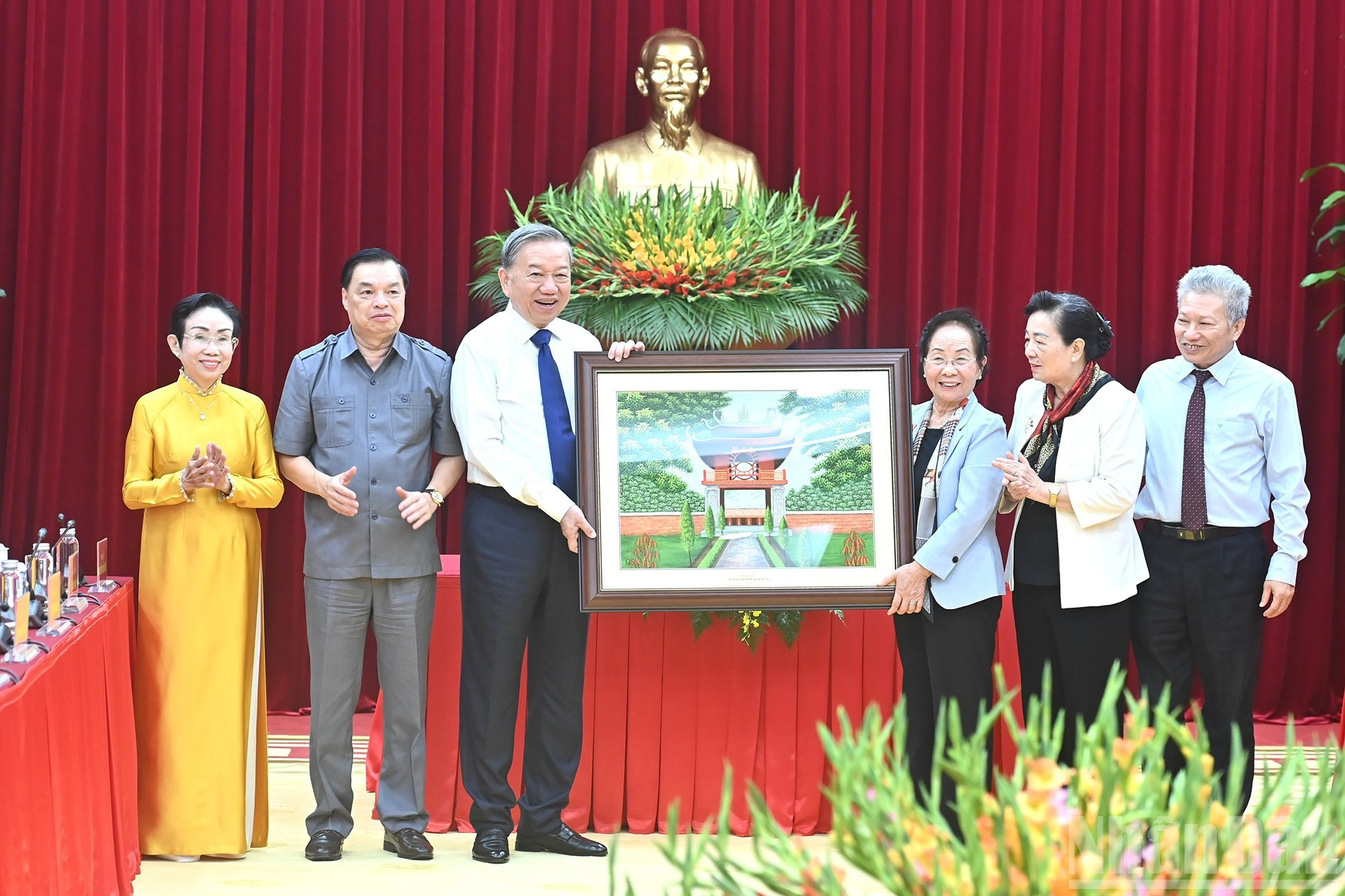 苏林总书记向越南助学协会中央常务委员会赠送纪念品。 苏林总书记向越南助学协会中央常务委员会赠送纪念品。