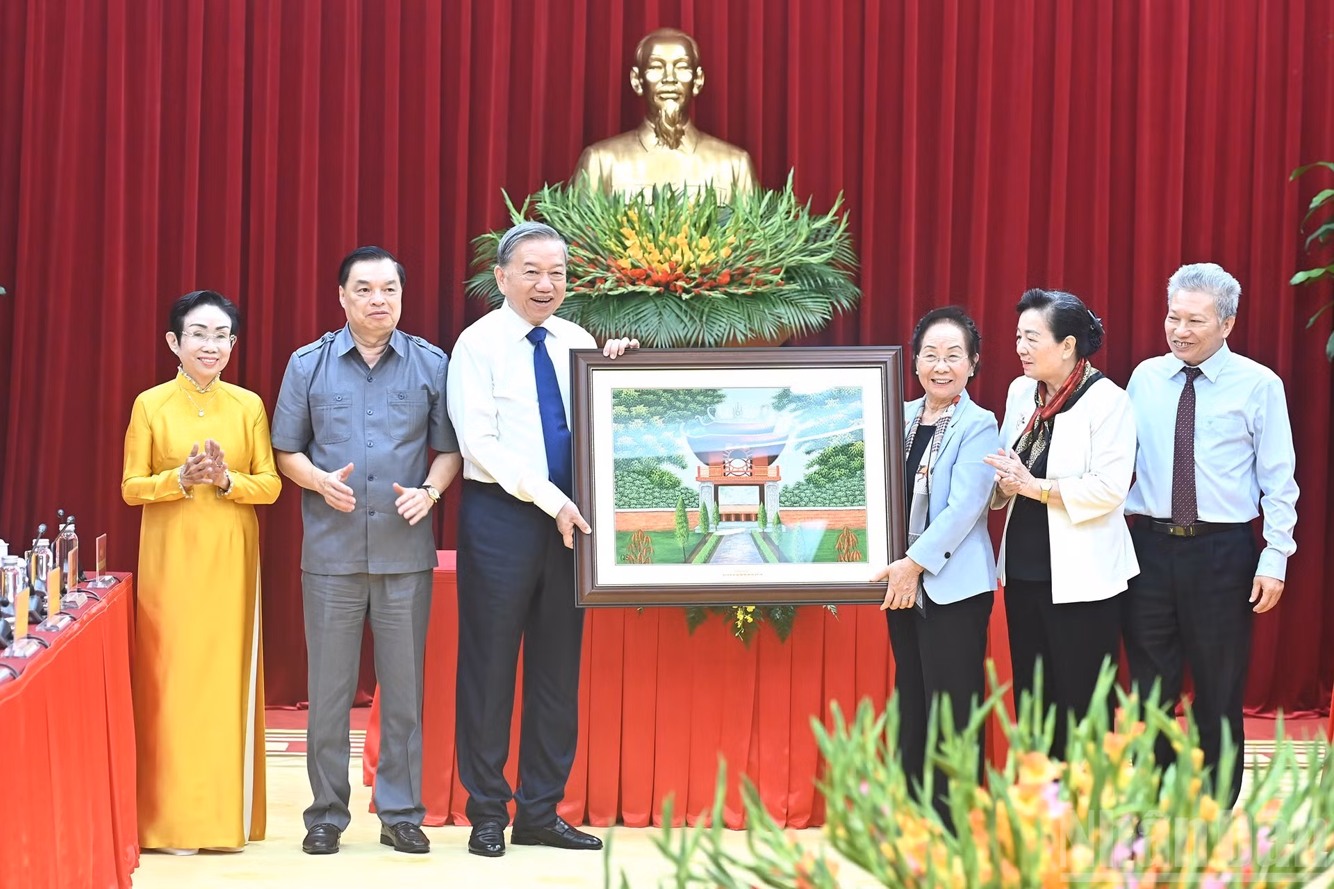 苏林总书记向越南助学协会中央常务委员会赠送纪念品。