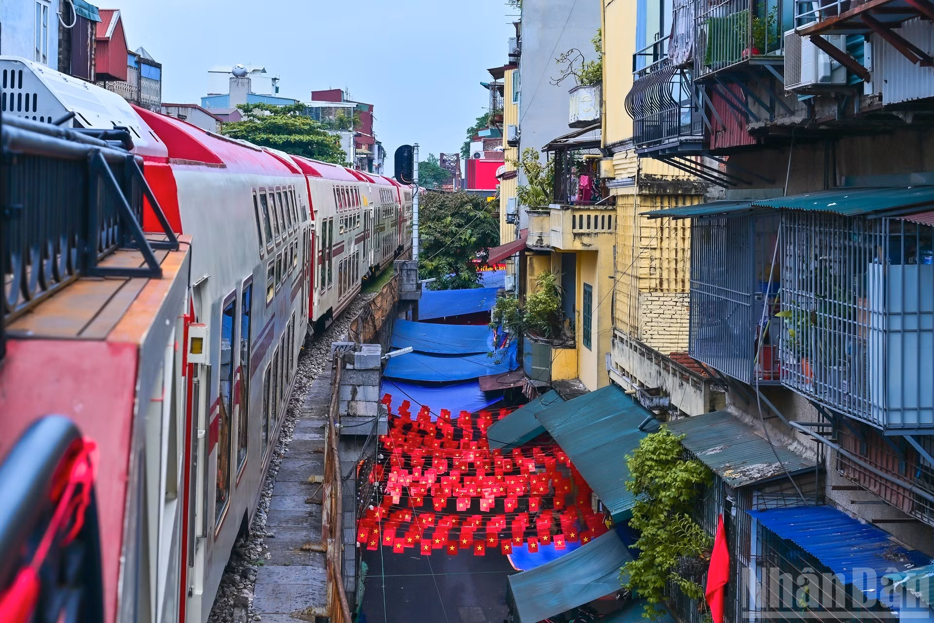 火车驶过充满首都风味的小巷小街。