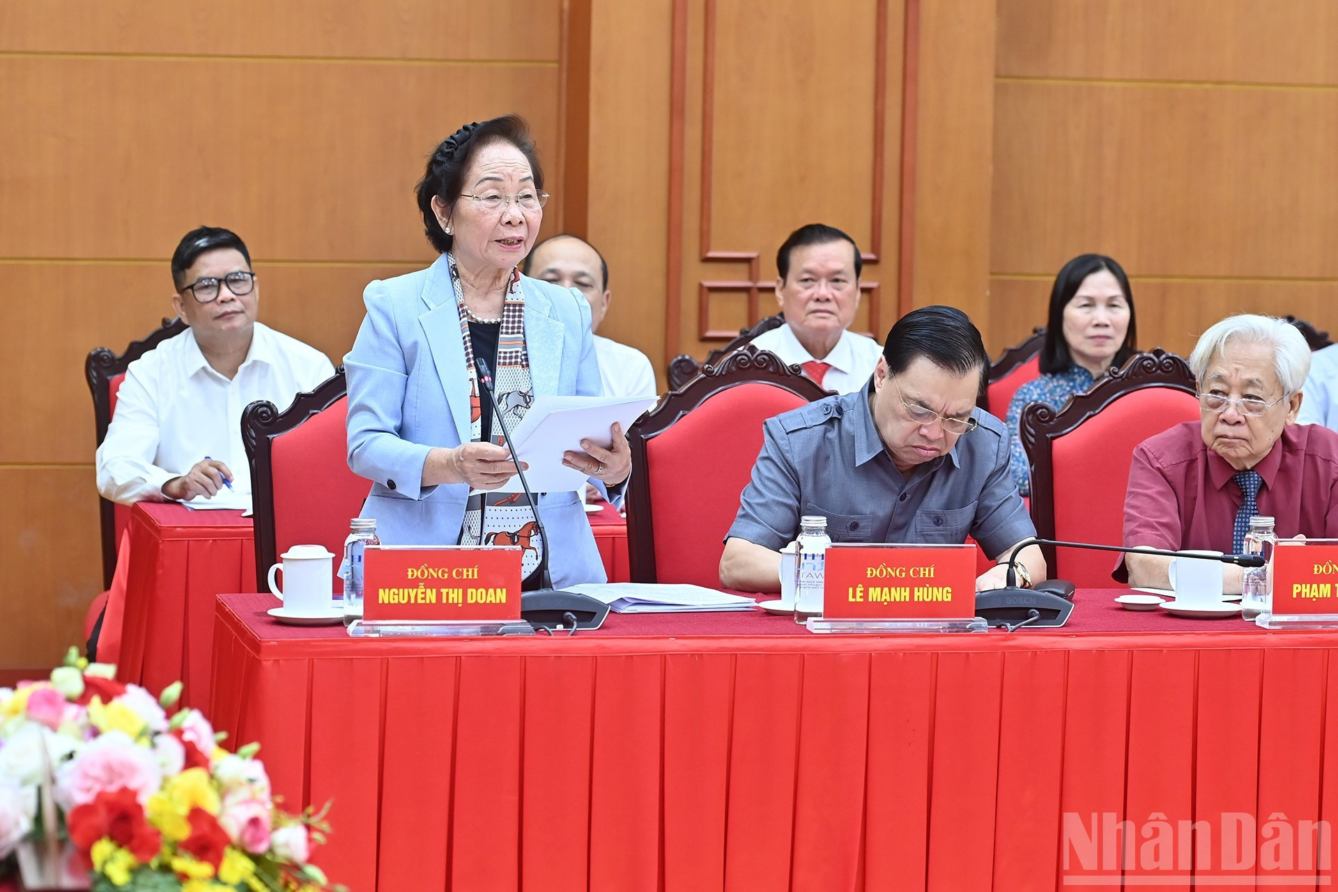 原越共中央委员、原越南国家副主席、越南助学协会中央常务委员会主席阮氏缘发表讲话。 原越共中央委员、原越南国家副主席、越南助学协会中央常务委员会主席阮氏缘发表讲话。
