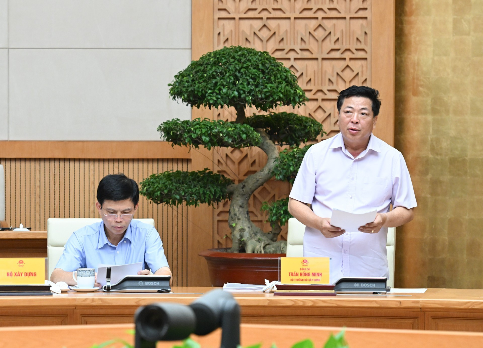 建设部部长陈鸿明发表讲话。 建设部部长陈鸿明发表讲话。