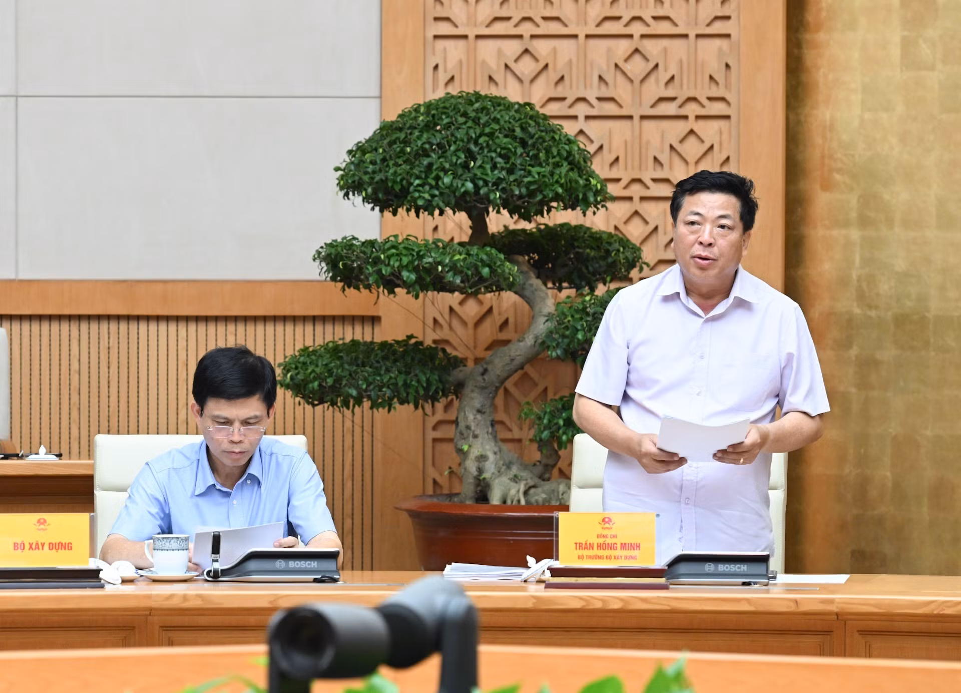 建设部部长陈鸿明发表讲话。