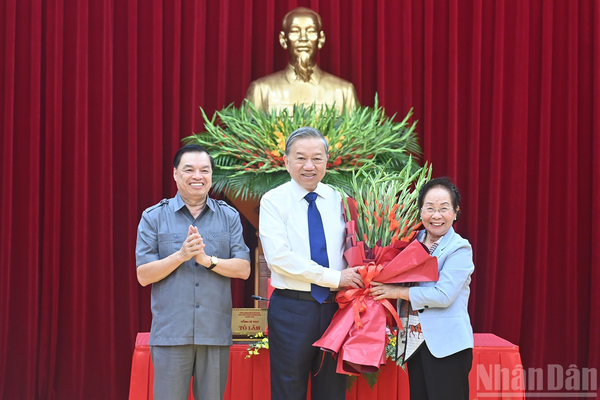 苏林总书记和越南助学协会中央常务委员会主席阮氏缘。 苏林总书记和越南助学协会中央常务委员会主席阮氏缘。