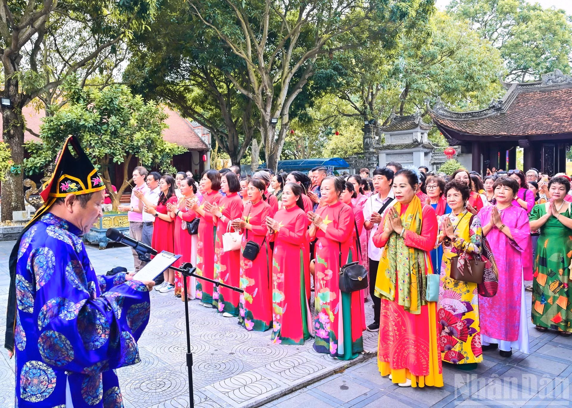 游客到达北宁省。